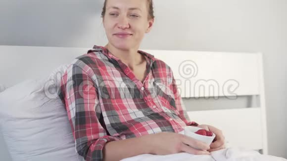 孕妇在床上吃草莓视频的预览图