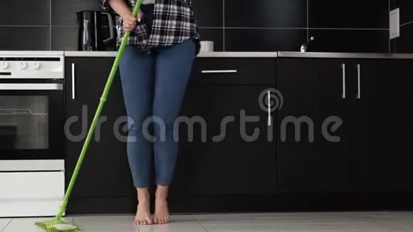 检疫期间厨房里的年轻女子女性双腿裸脚在地板上来回舞动的可爱视觉动作视频的预览图