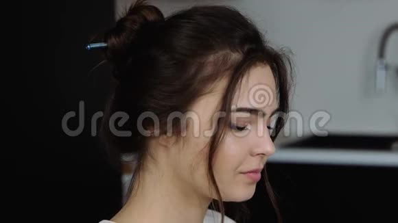 检疫期间厨房里的年轻女子摄像机向下移动笔记本电脑键盘上女孩打字的视频过程工作视频的预览图