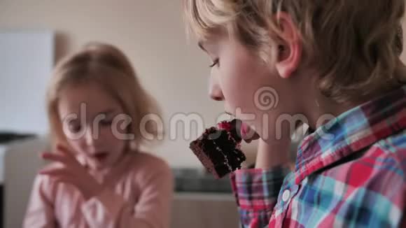 孩子们在叉子上吃美味的蛋糕视频的预览图