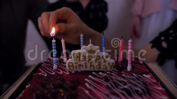在生日蛋糕上点蜡烛视频的预览图