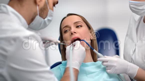 患龋的妇女在口腔科诊所看牙医近距离拍摄4k红色相机视频的预览图