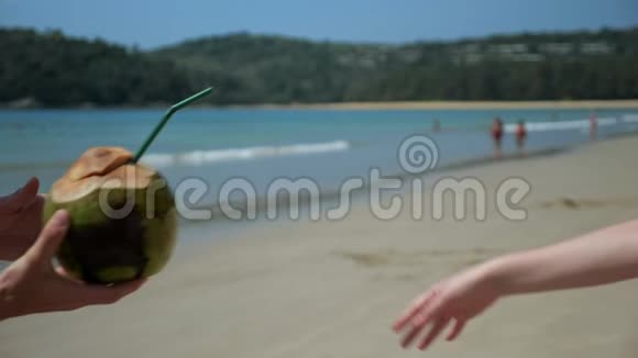男人给女士切碎的绿色椰子喝美味的果汁视频的预览图