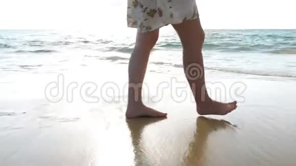 女足在空旷的海边散步视频的预览图