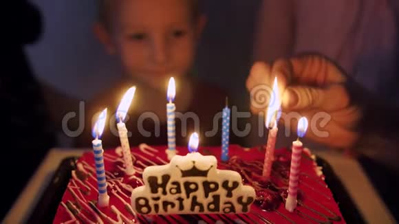 一个小男孩在生日时吹灭了蜡烛视频的预览图