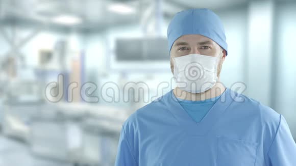 在医院手术室戴面膜的外科医生用红相机拍摄视频的预览图