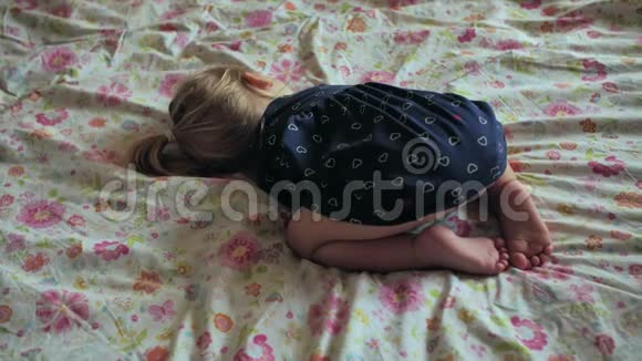 小女孩在面包皮上睡得很有趣视频的预览图