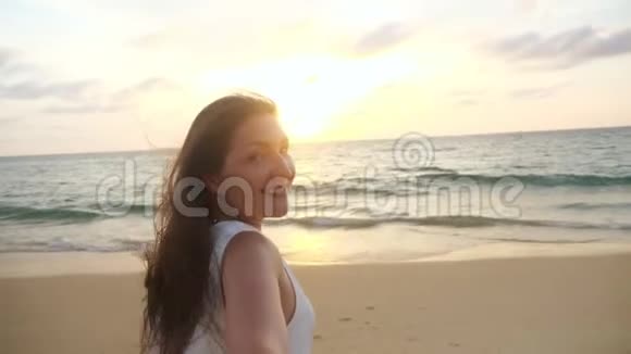 微笑的女人在海岸边牵着男友的手视频的预览图