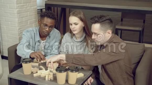一群跨国朋友在家里的客厅里玩积木游戏视频的预览图