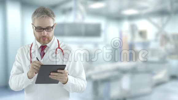 医生在现代医院的平板电脑上填写核对表视频的预览图
