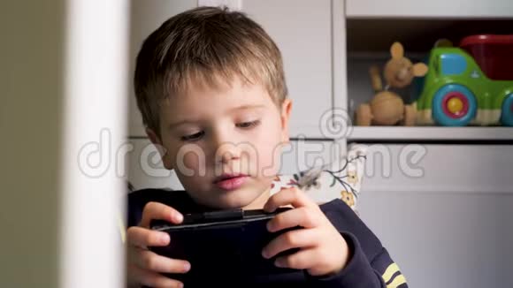 男孩在手机上玩游戏眼部疾病眼科代Z和新技术网络安全应用视频的预览图