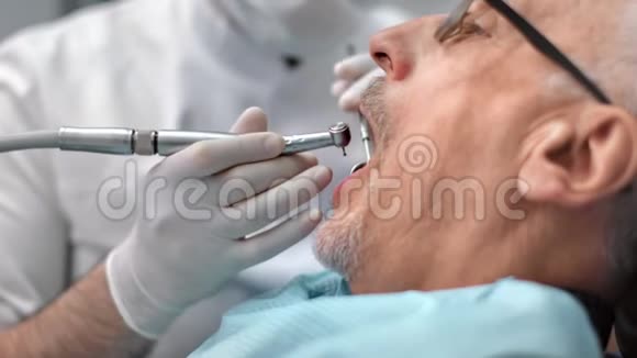 口腔科老年男性患者治疗中张口4k红色摄像机特写镜头视频的预览图