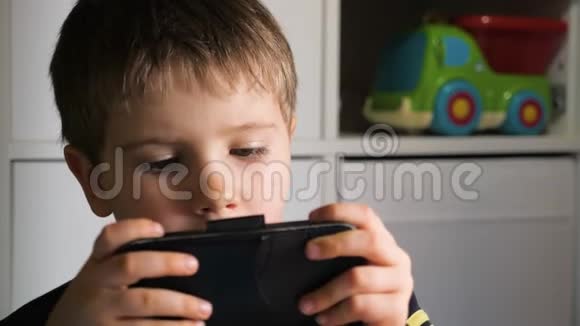 检疫呆在家里点菜室内活动男孩在手机上玩游戏上网吧网络安全应用视频的预览图