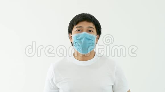 带面具的男性这是冠状病毒症状之一这种疾病的其他名称称为COVID19人物模型是白色的视频的预览图