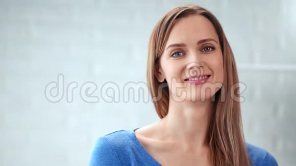 特写美丽的金发年轻女性的幸福表情4k龙红相机视频的预览图