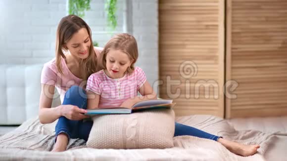 国内幸福家庭母女一起读书4K红色相机拍摄视频的预览图