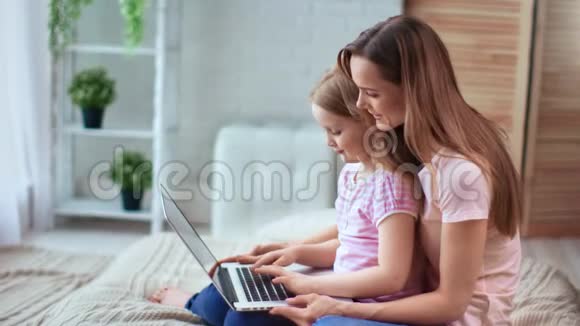 幸福的家庭母女一起使用笔记本电脑中型摄影机视频的预览图