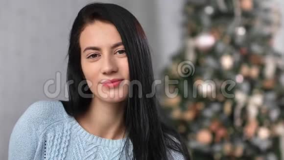 美丽的亚洲少女在圣诞树上摆姿势的肖像近距离拍摄4k红色相机视频的预览图