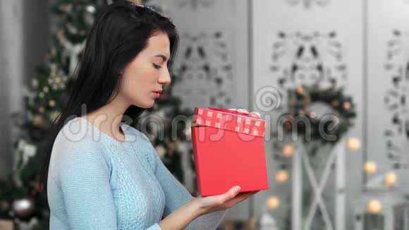 震惊的亚洲年轻女子打开圣诞礼盒有满足的情绪中型摄影机视频的预览图