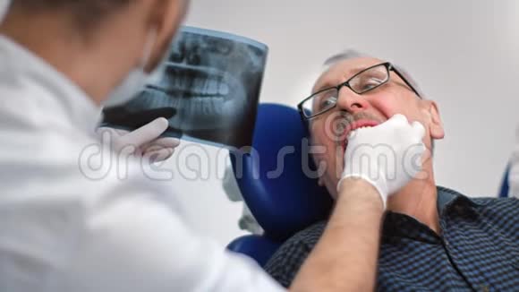 医生定期检查期间牙科诊所的男性患者拍摄红鸦4k影院视频的预览图