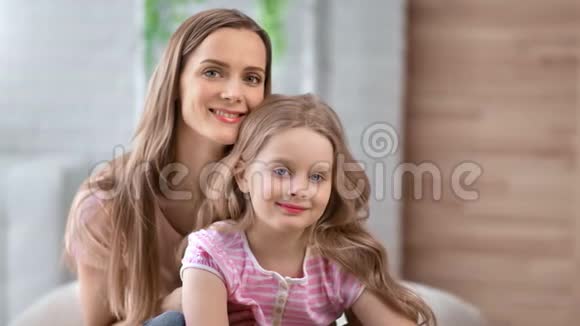 幸福的家庭母女一起微笑着摆姿势中型近距离拍摄4k红色相机视频的预览图