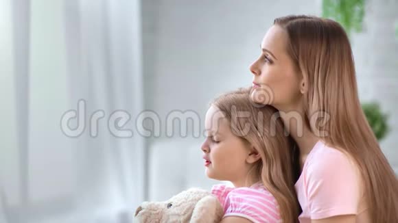 可爱的女性与女婴交谈拥抱享受母爱4k龙红相机视频的预览图