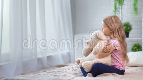思念的女孩拥抱玩具熊朋友感受爱和支持拍摄红鸦4k影院视频的预览图