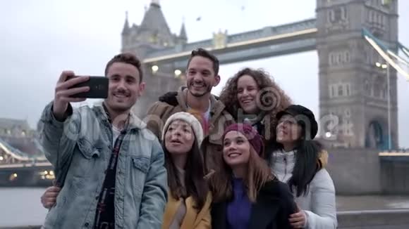游客朋友用智能手机自拍伦敦桥在泰晤士河旁边视频的预览图