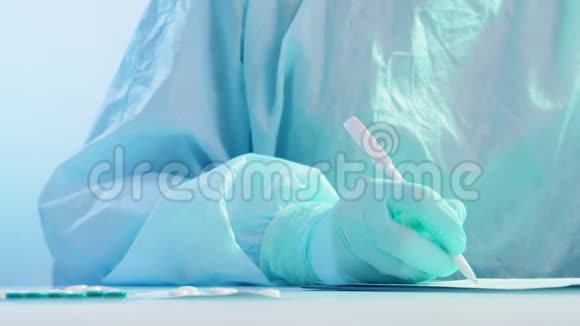 冠状病毒暴发处方药护士视频的预览图