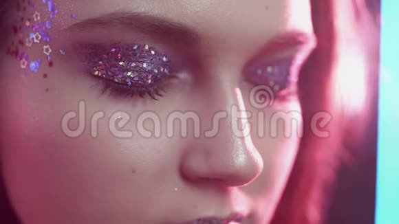 闪亮的化妆魅力肖像女人脸唇视频的预览图