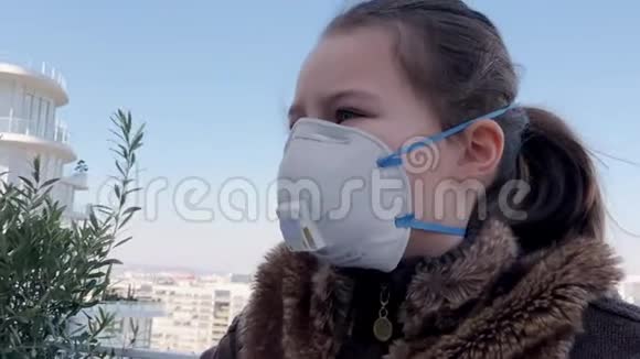 从柯维德19号拍摄的戴白色面具的生病孩子的肖像感染冠状病毒4K视频的预览图