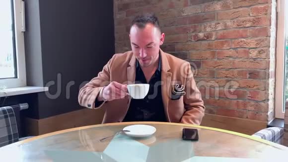 帅哥一个人在咖啡馆喝大咖啡视频的预览图
