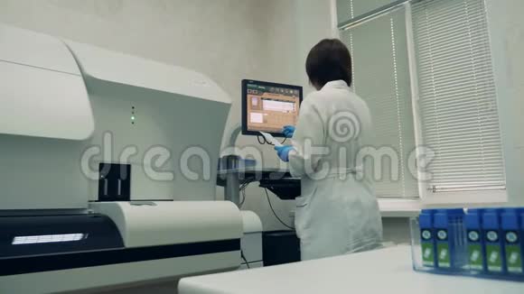 妇女在实验室与医疗机器合作视频的预览图