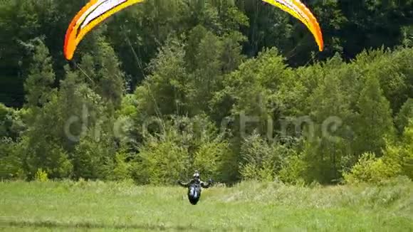 滑翔伞降落降落伞滑翔伞降落夏季极限运动视频的预览图