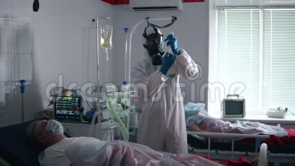 医务人员正在给躺在床上的病人打针Covid19流行病病毒冠状病毒疾病世界视频的预览图