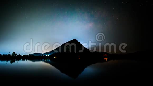 夜晚在湖边的银河系视频的预览图