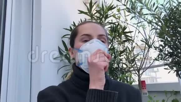 肖像妇女感染流感冠状病毒咳嗽面罩关闭症状4K视频的预览图
