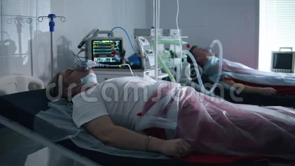 两名患者连接呼吸医疗器械冠状病毒covid19感染患者在一家诊所视频的预览图