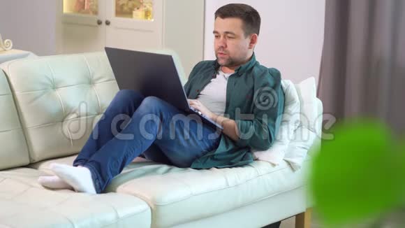 男性自由职业者在家冷干笔记本电脑视频的预览图