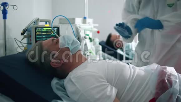 医护人员正在给男性病人戴上氧气罩冠状病毒covid19感染患者在一家诊所视频的预览图