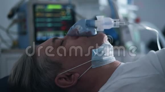 用氧气面罩把人的脸贴冠状病毒covid19感染患者在一家诊所视频的预览图