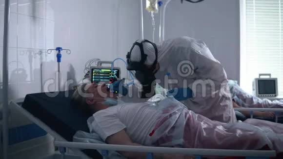 医生正在给一个躺着的病人取口拭子Covid19大流行病毒冠状病毒疾病世界流行视频的预览图
