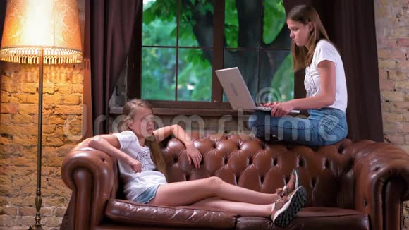 年轻女朋友在沙发上放松聊天视频的预览图