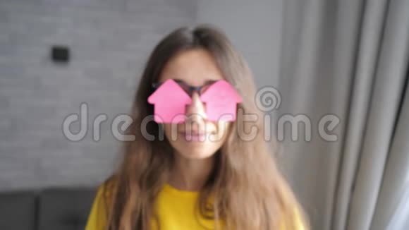 带文字的眼镜上有粉红色贴纸的女人呆在家里检疫病毒的概念动机报价视频的预览图