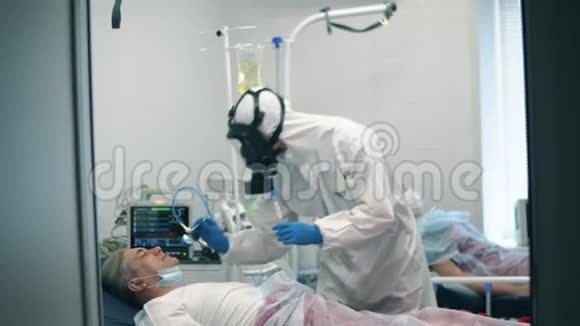 医护人员正在给一位老人取鼻拭子冠状病毒患者附近保护性医生视频的预览图