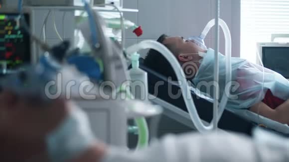 冠状病毒covid19感染患者在一家诊所在医院病房戴氧气面罩的男性病人视频的预览图