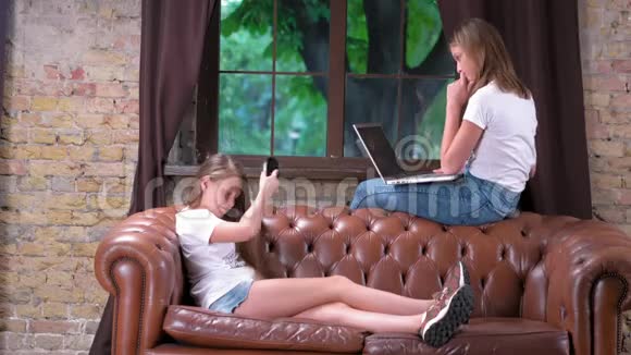 年轻女性坐在沙发上视频的预览图