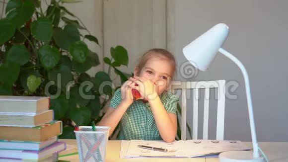 小女孩在课间休息时吃苹果视频的预览图