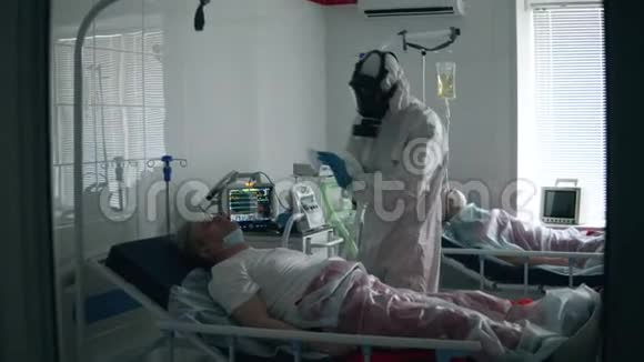 医院工作人员正在给一名男性病人戴上氧气罩视频的预览图