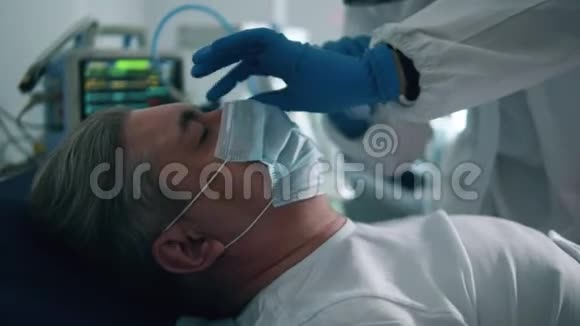 氧气面罩被固定在一位资深病人身上视频的预览图
